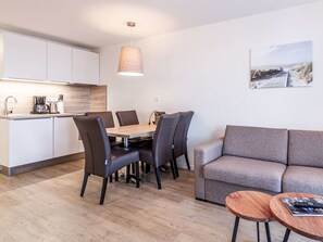 Dining - Lovely apartment for 4 guests with WIFI, TV, balcony and pets allowed (Lojzova Paseka)