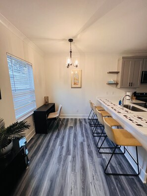 Micro-ondes, four, plaque de cuisson, lave-vaisselle