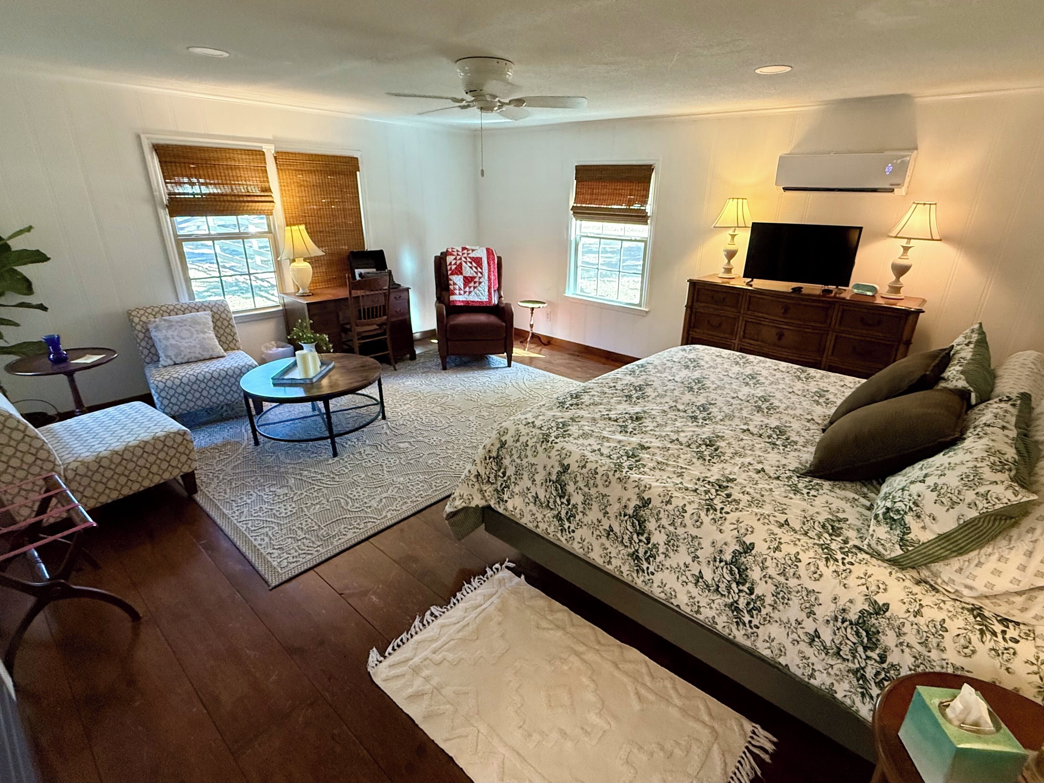 3 habitaciones, escritorio, tabla de planchar con plancha y wifi gratis 