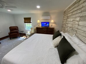 3 bedrooms, desk, iron/ironing board, free WiFi - Whiffletree Farmhouse just 2 mins off I-26 & 8 mins from downtown Spartanburg! (Roebuck)