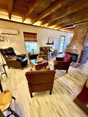 Smart TV, fireplace - Whiffletree Farmhouse just 2 mins off I-26 & 8 mins from downtown Spartanburg! (Roebuck)