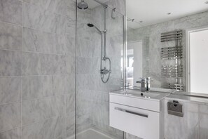 Hair dryer, towels - Modern Chelsea 1BR w/ Balcony nr shops, by Blueground (London)