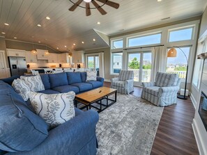 TV, tavolo da calcetto, impianto stereo