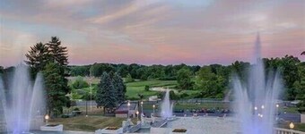 Tranquil Convenient Location 6-bedroom Bright Modern Farmhouse Arcade Huge Yard 