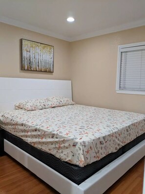 2 bedrooms, internet, bed sheets