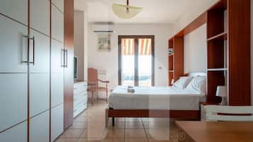 5 bedrooms, WiFi, bed sheets