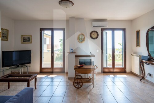 Completely independent and with its own private garden, Villa Mila is strategically located, ideal for those wishing to enjoy a beach vacation in the peace and quiet of a residential area well connected to the city center.