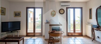 Completely independent and with its own private garden, Villa Mila is strategically located, ideal for those wishing to enjoy a beach vacation in the peace and quiet of a residential area well connected to the city center.