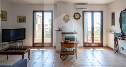 Completely independent and with its own private garden, Villa Mila is strategically located, ideal for those wishing to enjoy a beach vacation in the peace and quiet of a residential area well connected to the city center.