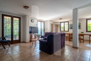 Een televisie en een open haard