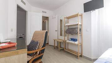 1 slaapkamer, een strijkplank/strijkijzer, gratis wifi, beddengoed