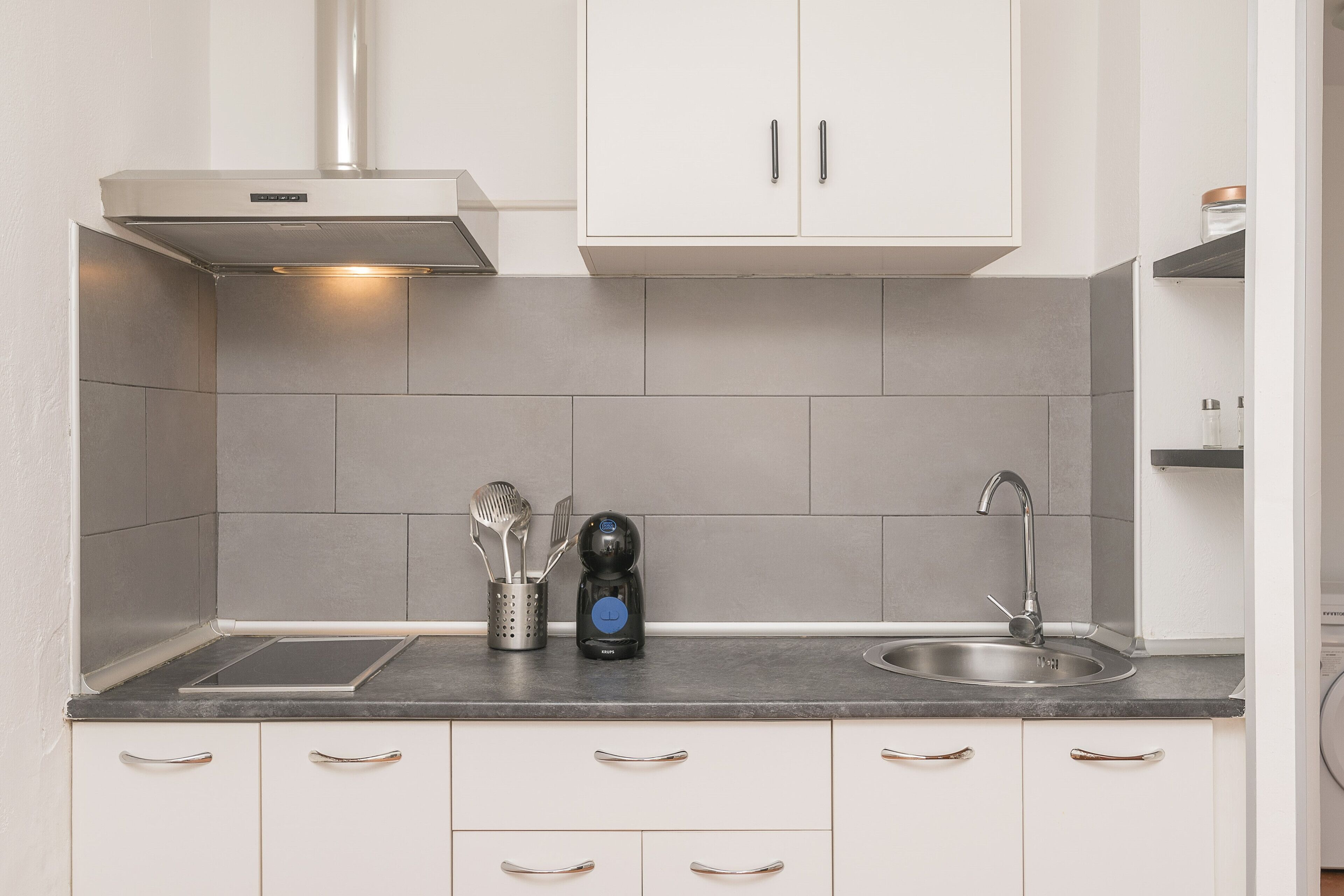 Réfrigérateur, micro-ondes, plaque de cuisson, cafetière/bouilloire