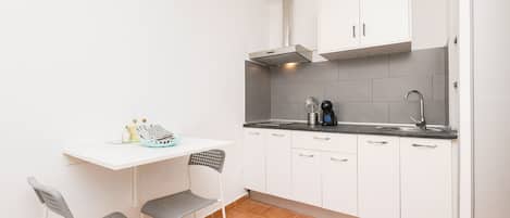 Réfrigérateur, micro-ondes, plaque de cuisson, cafetière/bouilloire
