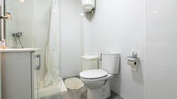 Een douche, een haardroger, handdoeken