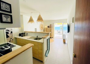 Fridge, microwave, oven, coffee/tea maker - Charming apartment for rent in Roses, Costa Brava! 0 meters from the beach. Enjoy the community pool and sea views. (Roses)