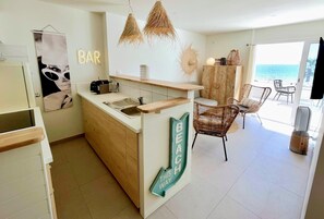 Interior - Charming apartment for rent in Roses, Costa Brava! 0 meters from the beach. Enjoy the community pool and sea views. (Roses)