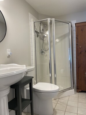 Douche, séchoir à cheveux, serviettes fournies, savon