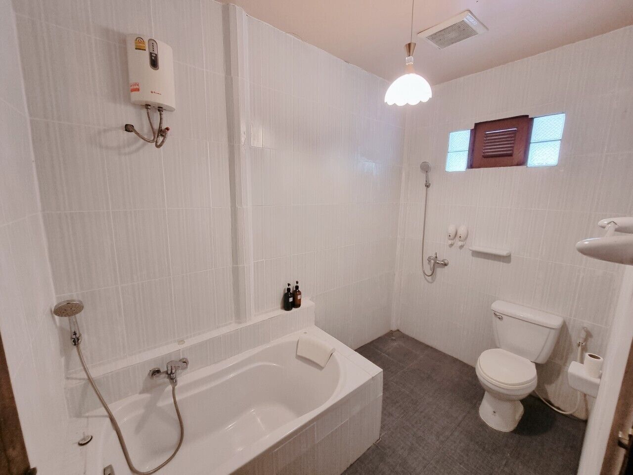 Un baño con bañera, inodoro y ducha.