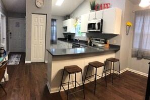 Kjøleskap, mikrobølgeovn, ovn og kokeplater