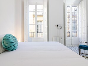 4 bedrooms, iron/ironing board, Internet, bed sheets - Malaga Center Flat Balcony Picasso Plaza Merced (Málaga)