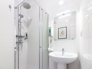 Dusche, Haartrockner, Handtücher