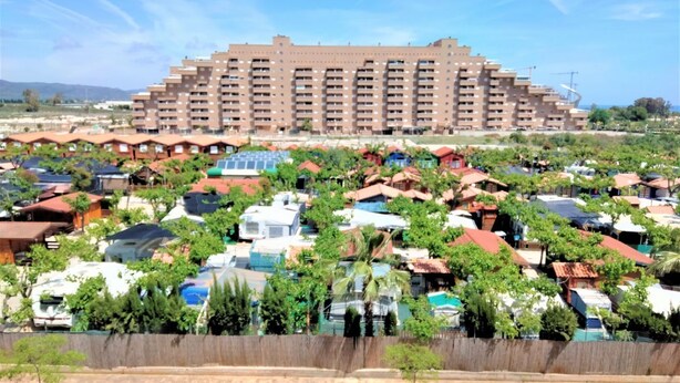 Een groot hotel met meerdere verdiepingen en een centrale binnenplaats.