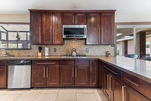 ثلاجة، ميكروويف، فرن، موقد طهي مسطح