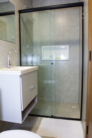 Suite | Bathroom | Shower, soap, shampoo, toilet paper - Fiori Suítes  (Goiânia)