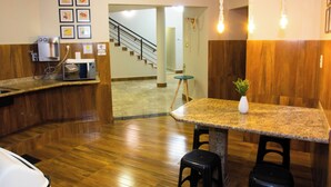 Dụng cụ pha cà phê/trà, tủ lạnh nhỏ, lò vi sóng, dụng cụ vệ sinh 