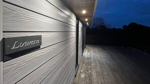 Un mur extérieur en bois sur lequel est fixée une plaque portant le nom « Lowen ».