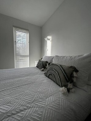 1 dormitorio, tabla de planchar con plancha, wifi y ropa de cama