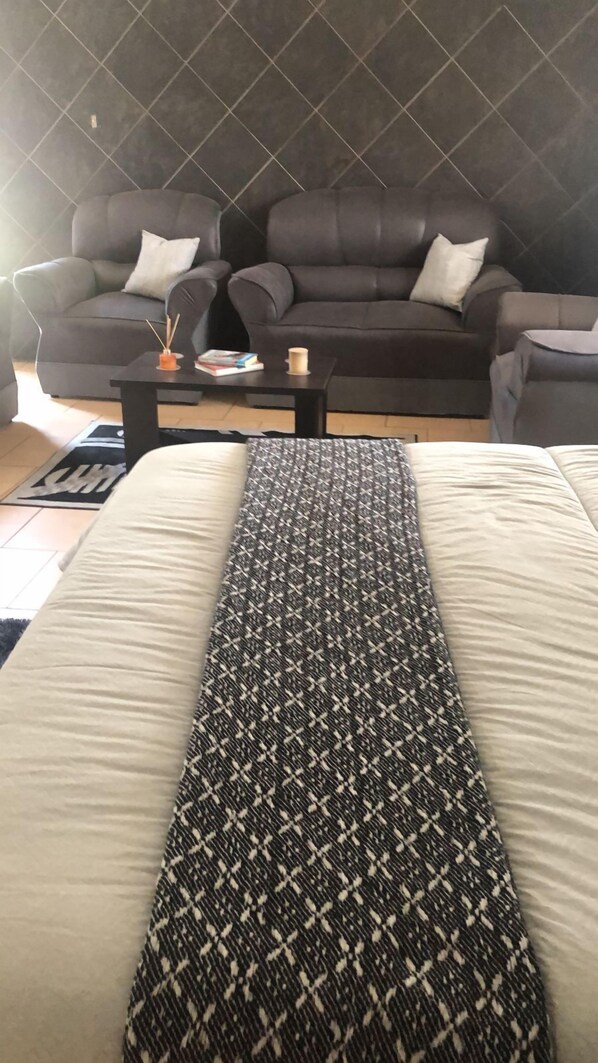 Tabla de planchar con plancha, wifi y ropa de cama 