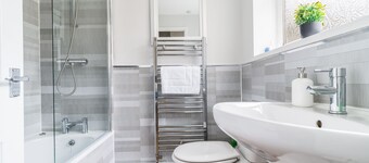 East House-Sleeps 5-Pet friendly-Garden-Parking