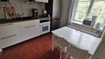 Een koelkast, een microgolfoven, een oven, een kookplaat