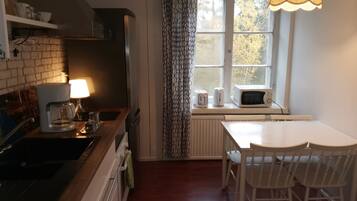 Kjøleskap, mikrobølgeovn, ovn og kokeplater