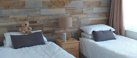 2 habitaciones, tabla de planchar con plancha, wifi y ropa de cama