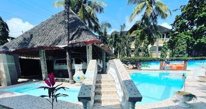 2 Bed House - Sleeps 4 - Pool - Garden - Parking