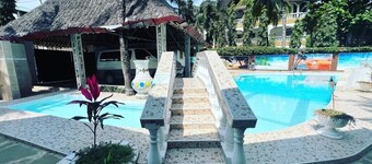 2 Bed House - Sleeps 4 - Pool - Garden - Parking