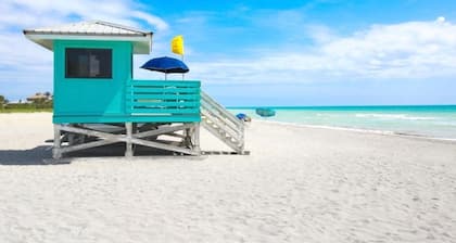 Gorgeous Pool house 5 min from the beach, shopping and restaurants I