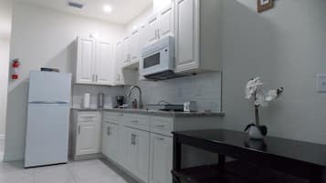 Een koelkast, een microgolfoven, een koffiezetapparaat/waterkoker