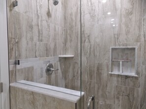 Haartrockner, Handtücher, Seife, Shampoo
