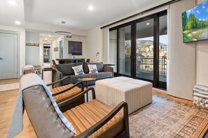 Smart TV, fireplace, video games, books - Luxury Condo 1308 I Private Hot Tub I AC I Great Views I Best Price I Discounted Attractions (Winter Park)