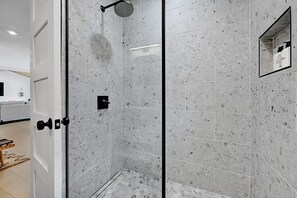 Dusche, Haartrockner, Handtücher