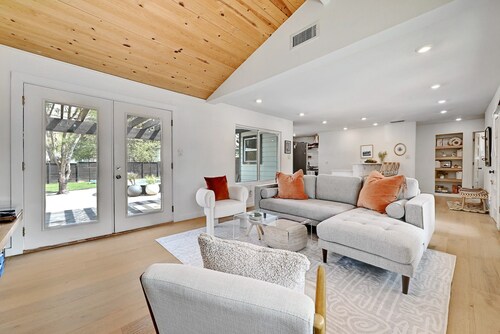 Pet Friendly SOCO Home with Cowboy Pool - Webster!