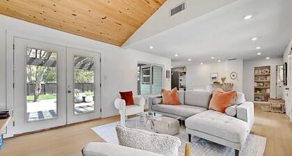 Pet Friendly SOCO Home with Cowboy Pool - Webster!