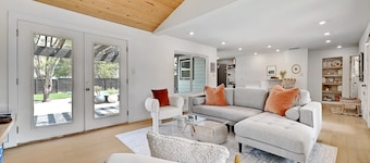Pet Friendly SOCO Home with Cowboy Pool - Webster!