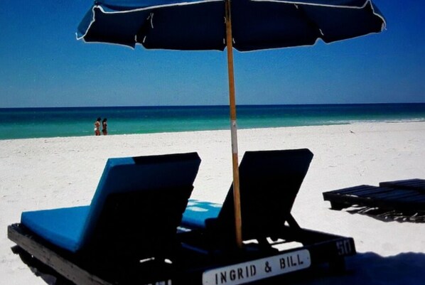 En la playa y camastros 