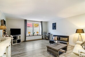 TV - Holiday Apartment "Femeer 01" with Private Terrace & Wi-Fi (Wilhelmshaven)