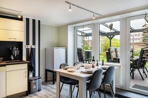 Fridge, microwave, oven, stovetop - Holiday Apartment "Femeer 01" with Private Terrace & Wi-Fi (Wilhelmshaven)