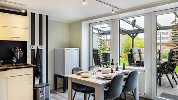 Geladeira, micro-ondas, fogão, cooktop